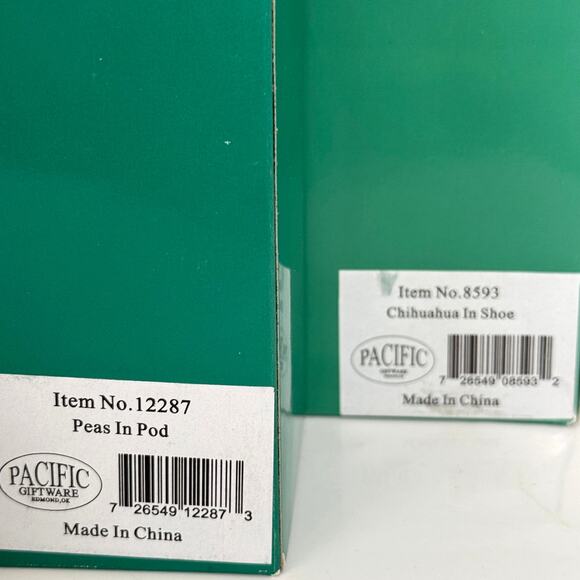 Lot 2 Attractives Magnetic Salt Pepper Shakers Chihuahua in Shoe - Peas in a Pod - Picture 10 of 11